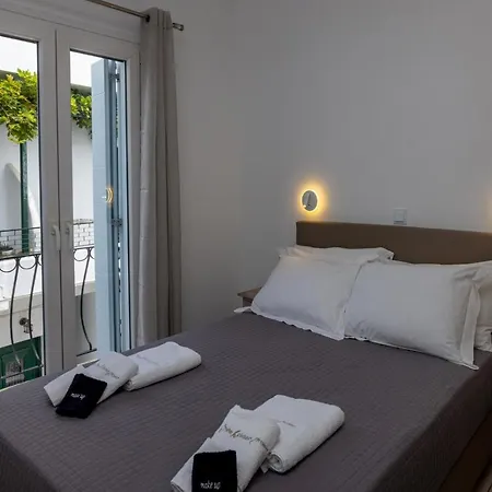 White Holidays Project Downtown Tínos