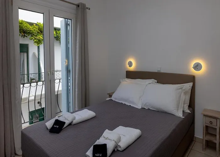 White Holidays Project Downtown Tínos